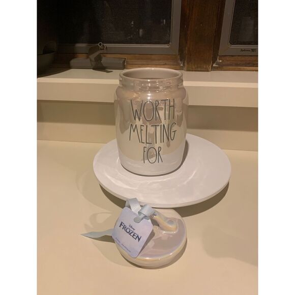 Rae Dunn Worth
Melting For Olaf Baby
Canister Iridescent - Picture 3 of 4